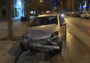 Θεσσαλονίκη: Μεθυσμένη οδηγός πήρε σβάρνα 15 αυτοκίνητα και κατέληξε σε τζαμαρία