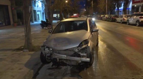 Θεσσαλονίκη: Μεθυσμένη οδηγός πήρε σβάρνα 15 αυτοκίνητα και κατέληξε σε τζαμαρία