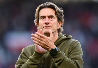 «Βράζουν» στην Τότεναμ με τον Φρανκ: Εμφανίστηκε να κρατάει κούπα της Άρσεναλ (pic)