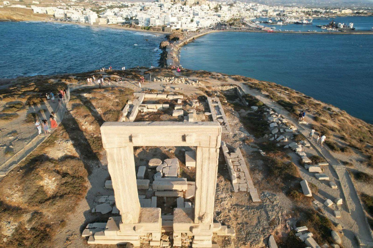 εικόνα που δείχνει τον Ναό του Απόλλωνα, ή αλλιώς Πορτάρα, στη Νάξο