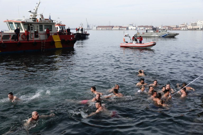 Θεοφάνεια και τοπικές παραδόσεις – Τα έθιμα που αναβιώνουν ανά την Ελλάδα