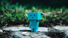 Τι συμβαίνει όταν η ΑΙ κάθεται στο ντιβάνι της ψυχανάλυσης; Αφηγήσεις άγχους και μετατραυματικής διαταραχής