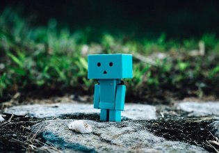 Τι συμβαίνει όταν η ΑΙ κάθεται στο ντιβάνι της ψυχανάλυσης; Αφηγήσεις άγχους και μετατραυματικής διαταραχής