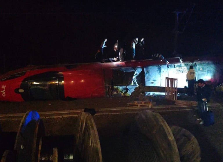 Εκτροχιασμός τρένων στην Ισπανία – Πληροφορίες για πέντε νεκρούς και πολλούς τραυματίες