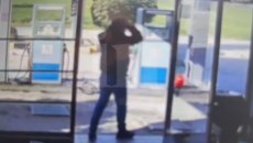 Κορινθία: Κόντρες έκανε ο 17χρονος οδηγός του ΙΧ που καρφώθηκε σε σπίτι – Έγκυος η 20χρονη που ήταν μαζί του