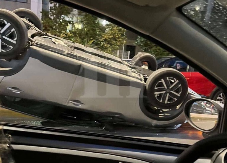 Τροχαίο με ανατροπή οχήματος στη Μιχαλακοπούλου – Απεγκλωβίστηκε ο οδηγός