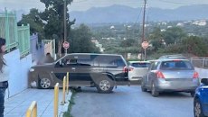 Κρήτη: Μεθυσμένος οδηγός πήγε να πάρει το παιδί του από το σχολείο – Κατέληξε σε τοίχο, τρεις τραυματίες