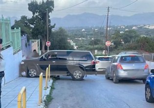 Κρήτη: Μεθυσμένος οδηγός πήγε να πάρει το παιδί του από το σχολείο – Κατέληξε σε τοίχο, τρεις τραυματίες