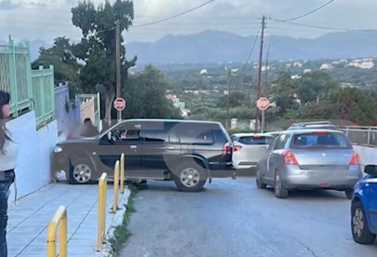 Κρήτη: Μεθυσμένος οδηγός πήγε να πάρει το παιδί του από το σχολείο – Κατέληξε σε τοίχο, τρεις τραυματίες