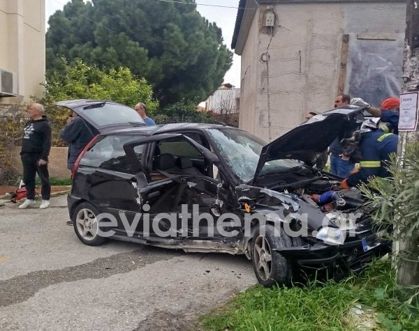 Αλιβέρι: Τροχαίο με σφοδρή σύγκρουση δύο ΙΧ – Απεγκλωβίστηκε τραυματισμένη μία γυναίκα