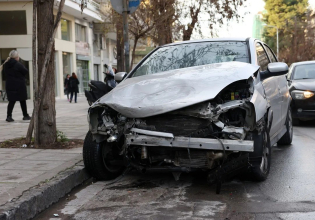 Θεσσαλονίκη: Δίωξη για επικίνδυνη οδήγηση ασκήθηκε στη μεθυσμένη οδηγό που πήρε σβάρνα 15 αυτοκίνητα