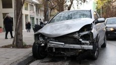 Θεσσαλονίκη: Δίωξη για επικίνδυνη οδήγηση ασκήθηκε στη μεθυσμένη οδηγό που πήρε σβάρνα 15 αυτοκίνητα