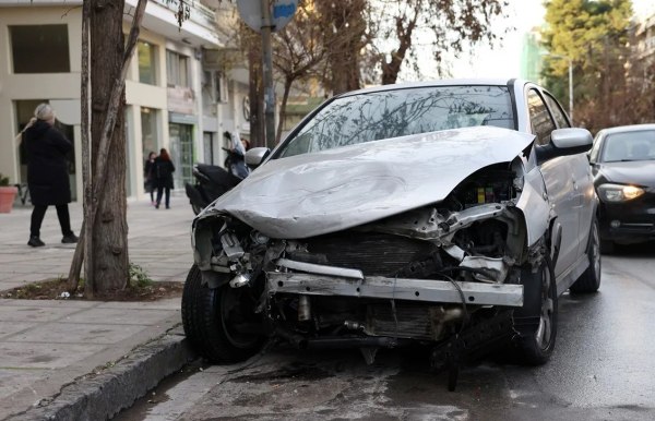 Θεσσαλονίκη: Δίωξη για επικίνδυνη οδήγηση ασκήθηκε στη μεθυσμένη οδηγό που πήρε σβάρνα 15 αυτοκίνητα