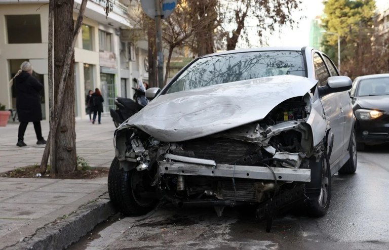 Θεσσαλονίκη: Δίωξη για επικίνδυνη οδήγηση ασκήθηκε στη μεθυσμένη οδηγό που πήρε σβάρνα 15 αυτοκίνητα