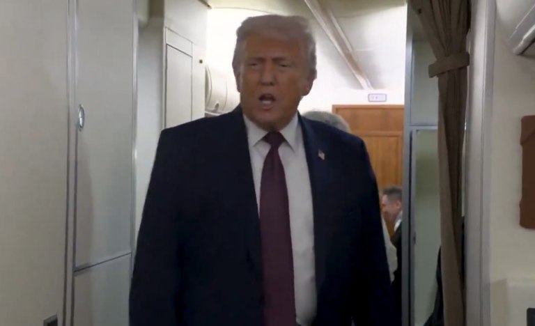 Ο Τραμπ δηλώνει ότι «μεγάλη δύναμη» του στρατού των ΗΠΑ κινείται προς το Ιράν