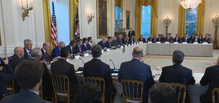 Βενεζουέλα: Ο Τραμπ πιέζει πετρελαϊκούς κολοσσούς να επιστρέψουν