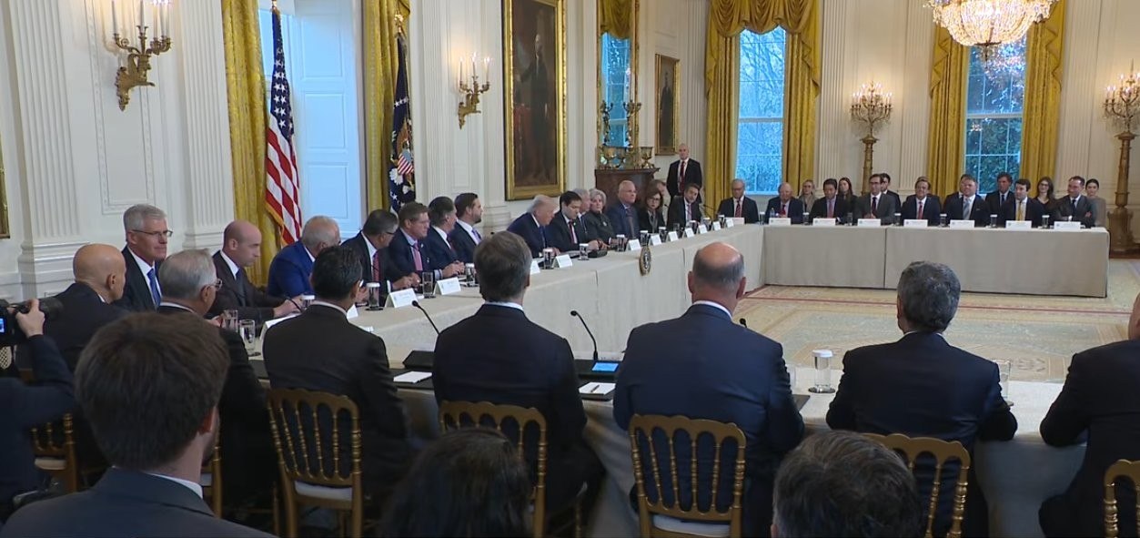 Βενεζουέλα: Ο Τραμπ πιέζει πετρελαϊκούς κολοσσούς να επιστρέψουν