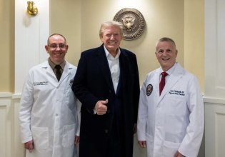 Σημάδια ηλικίας και άρνηση: πώς ο Τραμπ αντιμετωπίζει τη κατάσταση της υγεία του