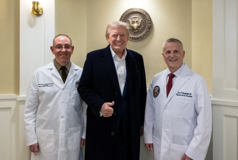 Σημάδια ηλικίας και άρνηση: πώς ο Τραμπ αντιμετωπίζει τη κατάσταση της υγεία του