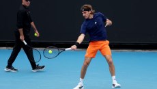 Τσιτσιπάς: «Δεν είναι τυχαίο ότι έχουν τραυματιστεί τόσοι αθλητές» (vid)