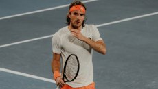 «Λύγισε» ο Τσιτσιπάς κόντρα στον Μάχατς και αποκλείστηκε από το Australian Open