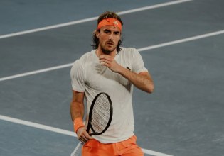 «Λύγισε» ο Τσιτσιπάς κόντρα στον Μάχατς και αποκλείστηκε από το Australian Open