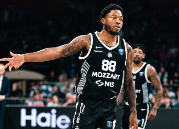 Ο Ταϊρίκ Τζόουνς έσβησε σχεδόν όλες τις φωτογραφίες του από το Instagram – Τι μπορεί να σημαίνει