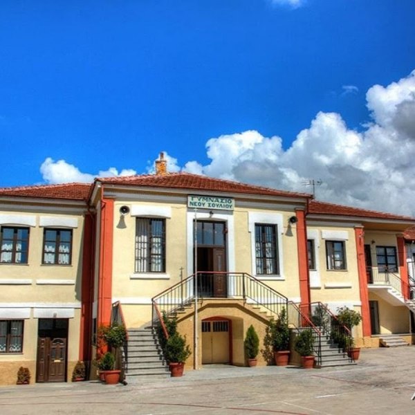 Ξεσπά ο πατέρας του παιδιού που η διευθύντρια τον φίμωσε με χαρτοταινία – «Περιμένω να ακούσω γιατί»