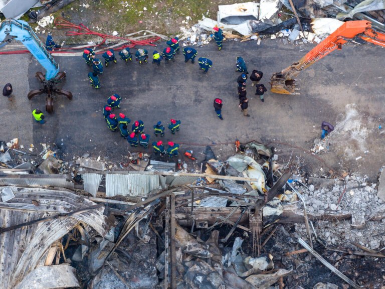 Τραγωδία στα Τρίκαλα: Παρέμβαση του Ρουβίκωνα στο σπίτι του ιδιοκτήτη του εργοστασίου