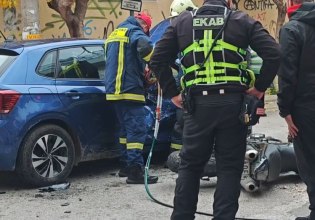 Βύρωνας: Τροχαίο με τραυματίες – Μηχανή συγκρούστηκε με αυτοκίνητο