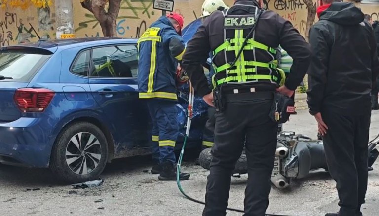 Βύρωνας: Τροχαίο με τραυματίες – Μηχανή συγκρούστηκε με αυτοκίνητο