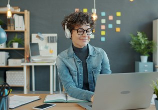 Ηχητικές παρωπίδες στο γραφείο: Να φοράει κανείς ακουστικά στη δουλειά ή να μη φοράει;