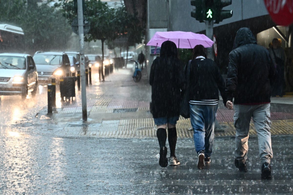 Κακοκαιρία: Ανοιξαν οι ουρανοί στην Αττική – Νέο έκτακτο δελτίο από την ΕΜΥ – Προβλήματα στα δρομολόγια πλοίων