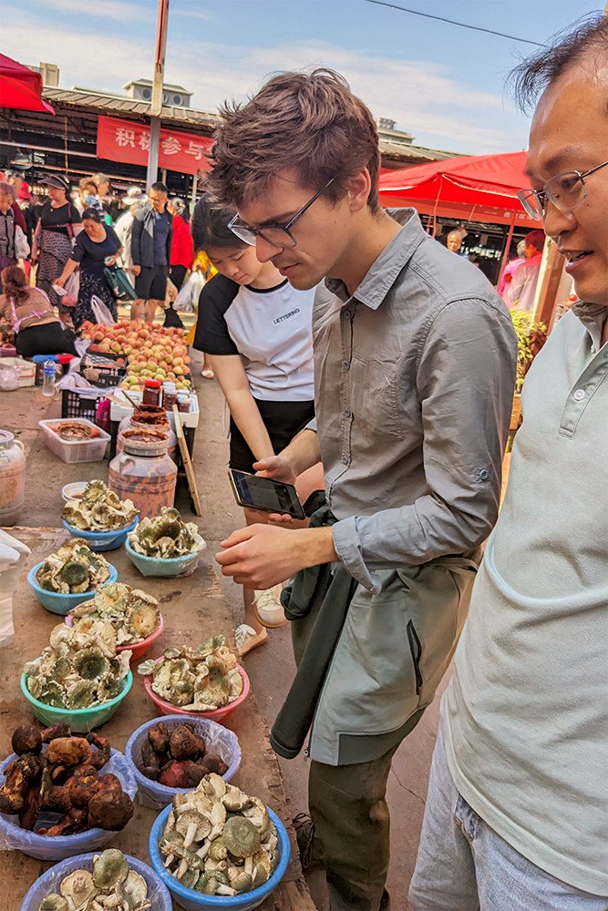 Ο Κόλιν Ντόμναουερ συνέλεξε δείγματα από πωλητές στην επαρχία Γιουνάν (Colin Domnauer)
