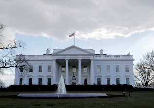 Γροιλανδία: Ο Τραμπ εξετάζει και τη χρήση «του στρατού» για την απόκτησή της, ξεκαθαρίζει ο Λευκός Οίκος