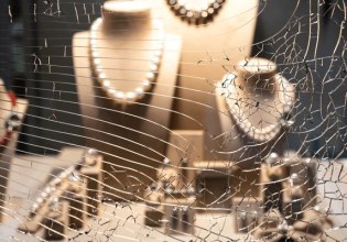 Χαλκιδική: Οι Ροζ Πάνθηρες πίσω από τη ληστεία μαμούθ με τα πατίνια πολυτελούς κοσμηματοπωλείου – Δύο συλλήψεις