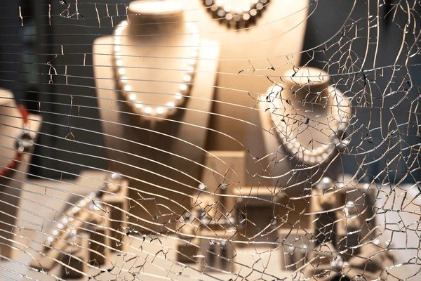 Χαλκιδική: Οι Ροζ Πάνθηρες πίσω από τη ληστεία μαμούθ πολυτελούς κοσμηματοπωλείου – Δύο συλλήψεις