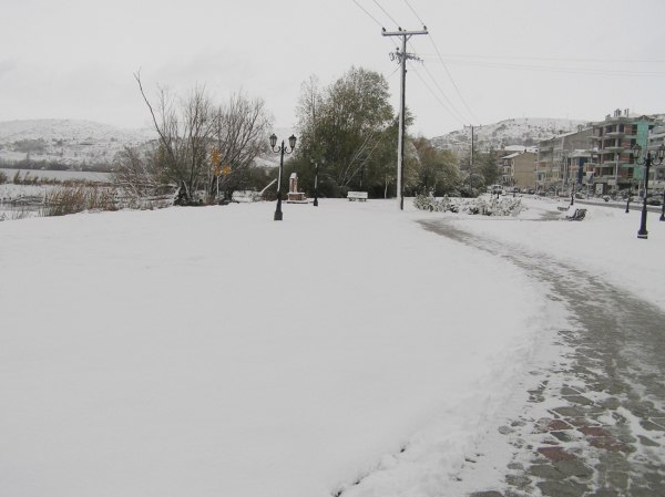 Καιρός: Τσουχτερό κρύο, θυελλώδεις άνεμοι και χιονοπτώσεις τη Δευτέρα