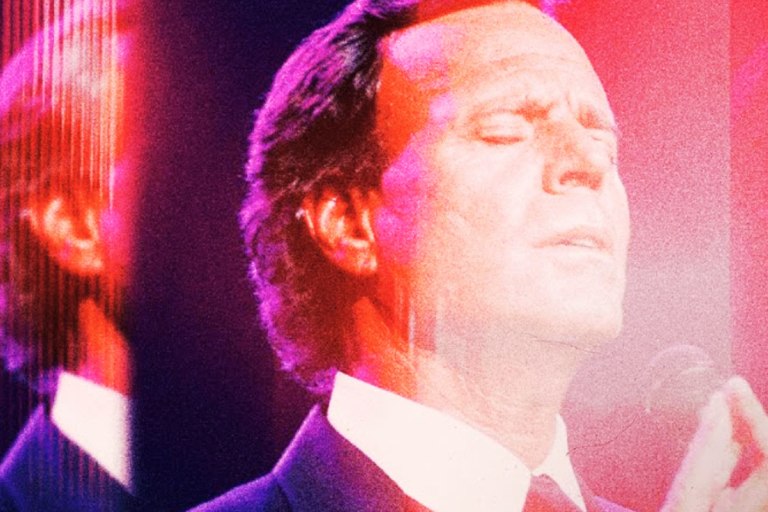 Βιασμός, κακοποίηση, εξευτελισμός: Ο Χούλιο Ιγκλέσιας αντιμέτωπος με τη δικαιοσύνη – Πολιτικός σεισμός στην Ισπανία