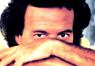 Βιασμός, κακοποίηση, εξευτελισμός: Ο Χούλιο Ιγκλέσιας αντιμέτωπος με τη δικαιοσύνη – Πολιτικός σεισμός στην Ισπανία