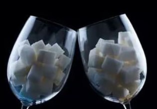 Όσο φθηναίνουν το αλκοόλ και τα ζαχαρούχα ποτά, ακριβαίνει η δημόσια υγεία