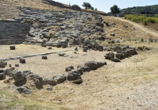 Θεσπρωτία: Σε εξέλιξη η αναστήλωση του σκηνικού οικοδομήματος του αρχαίου θεάτρου Γιτάνων