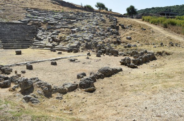 Θεσπρωτία: Σε εξέλιξη η αναστήλωση του σκηνικού οικοδομήματος του αρχαίου θεάτρου Γιτάνων