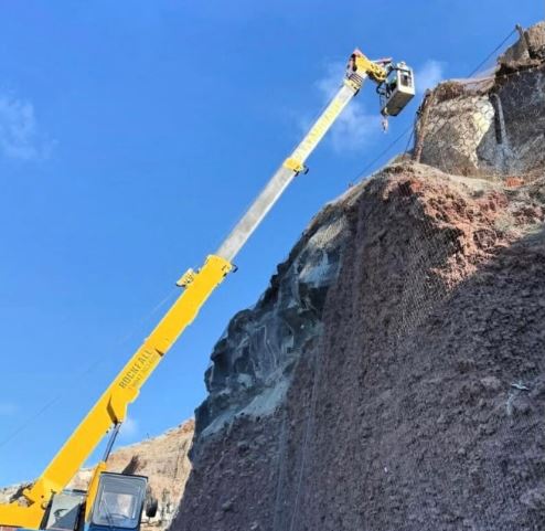 Σαντορίνη: Σε πλήρη εξέλιξη το μεγάλο έργο στα πρανή