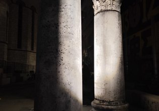 Καταδίκη του βανδαλισμού στου Κίονες της Μητρόπολης από τον Δήμο Αγρινίου