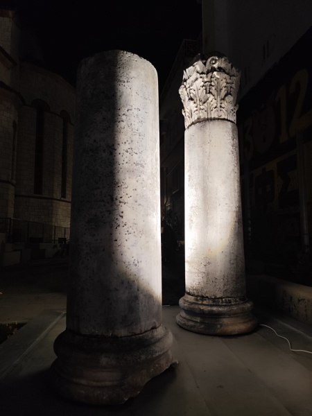 Καταδίκη από τον Δήμο Αγρινίου του βανδαλισμού στο τζάμι που περιστοιχίζει τους Κίονες της Μητρόπολης Αγρινίου