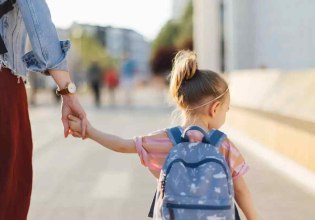 Νταντάδες γειτονιάς: Πότε ανοίγει η πλατφόρμα – Οι δικαιούχοι των 500 ευρώ