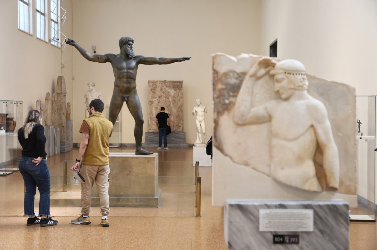εικόνα που δείχνει επισκέπτες να περιεργάζονται τα εκθέματα στο Εθνικό Αρχαιολογικό Μουσείο 
