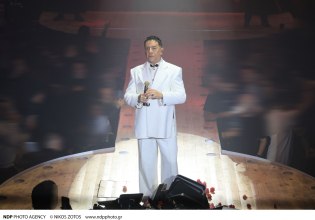 Γιώργος Μαζωνάκης: Εμφανίστηκε με μουστάκι στη σκηνή