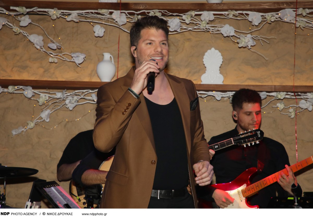 Λούκας Γιώρκας: Η πρεμιέρα με φίλους σε μουσική σκηνή του Πειραιά